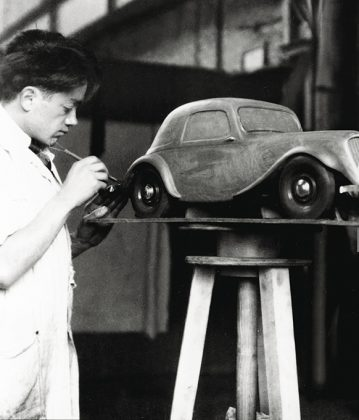 Flaminio Bertoni et sa maquette en glaise de Citroën Traction