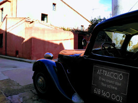 alquiler de coche antiguo con encarte publicitario