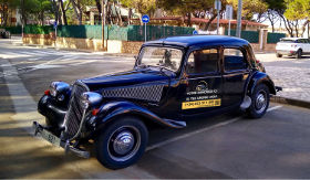 Citroen Traction 11 garée avec annonce publicitaire proche des plages (Costa Brava)