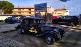 Citroen 11 publicitaire en bord de mer sur la Costa Brava